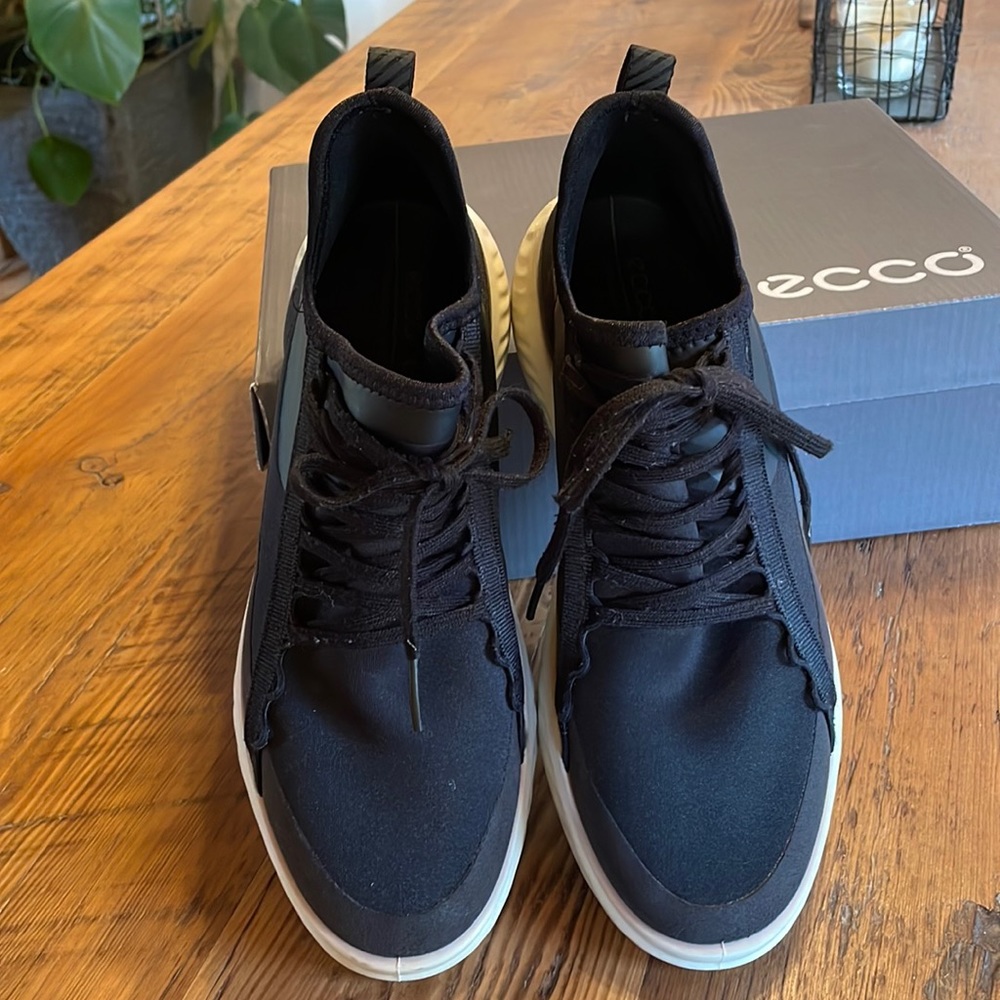ECCO • Street 1 Lite Sneakers • Size 38 (US 7.5-8) • Black and White